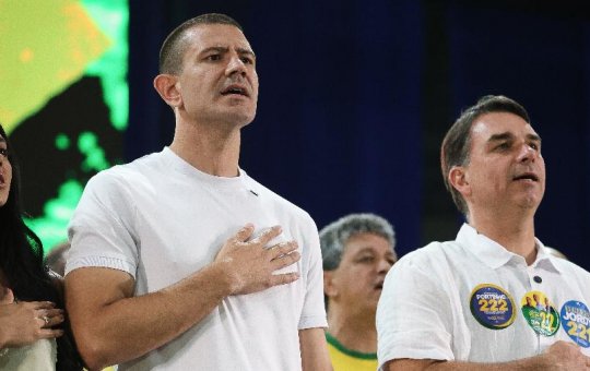 Flávio Bolsonaro volta a viralizar ao dançar música da campanha do pai em palanque no Rio