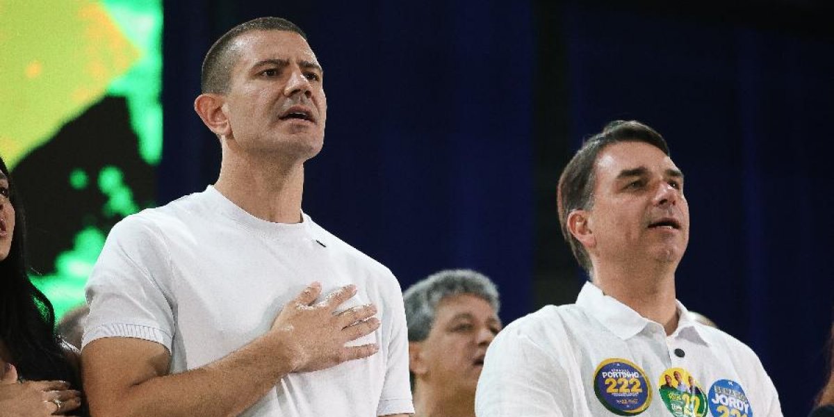 Flávio Bolsonaro volta a viralizar ao dançar música da campanha do pai em palanque no Rio