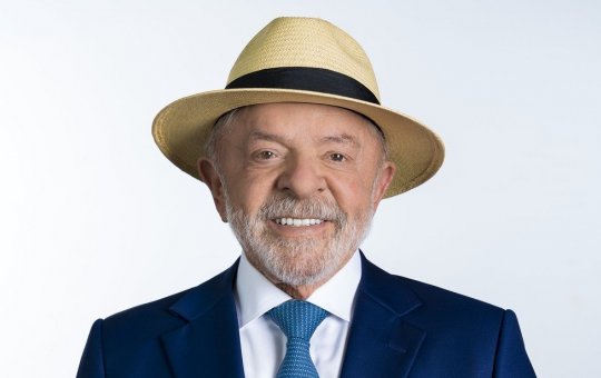MPE diz que foto de Lula com chapéu na urna não configura irregularidade eleitoral