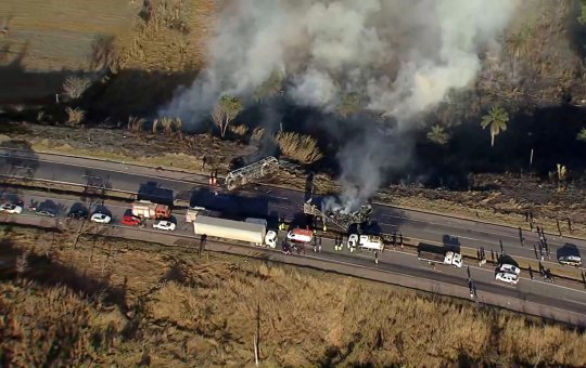 Batida entre ônibus e caminhão deixa mortos e interdita rodovia na Grande BH