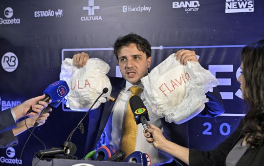 Renan Santos dispara contra Lula e Flávio por ausência em debate presidencial