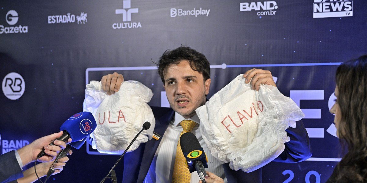 Renan Santos dispara contra Lula e Flávio por ausência em debate presidencial