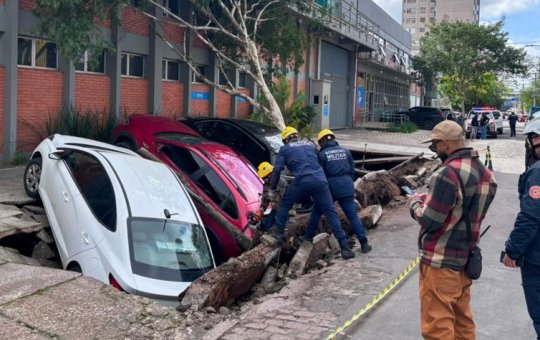 Buraco se abre em calçada e ‘engole’ três carros em Porto Alegre