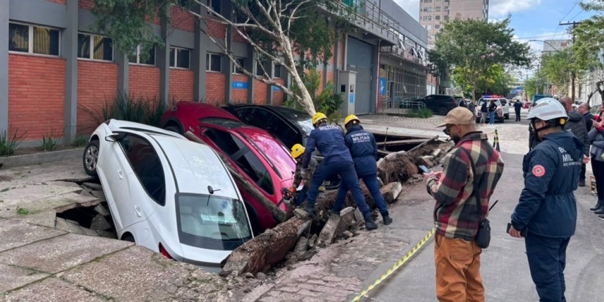 Buraco se abre em calçada e ‘engole’ três carros em Porto Alegre