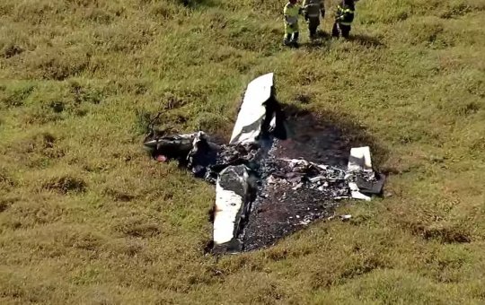 Avião monomotor cai e pega fogo na Grande BH; piloto aciona paraquedas e sobrevive