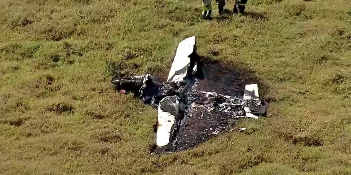 Avião monomotor cai e pega fogo na Grande BH; piloto aciona paraquedas e sobrevive
