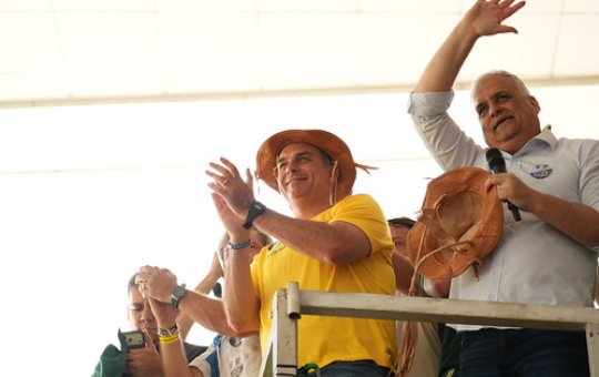 Flávio Bolsonaro inicia campanha presidencial no Nordeste por Alagoas