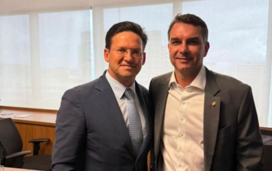 Flávio Bolsonaro deve visitar a Bahia no início de setembro, diz João Roma