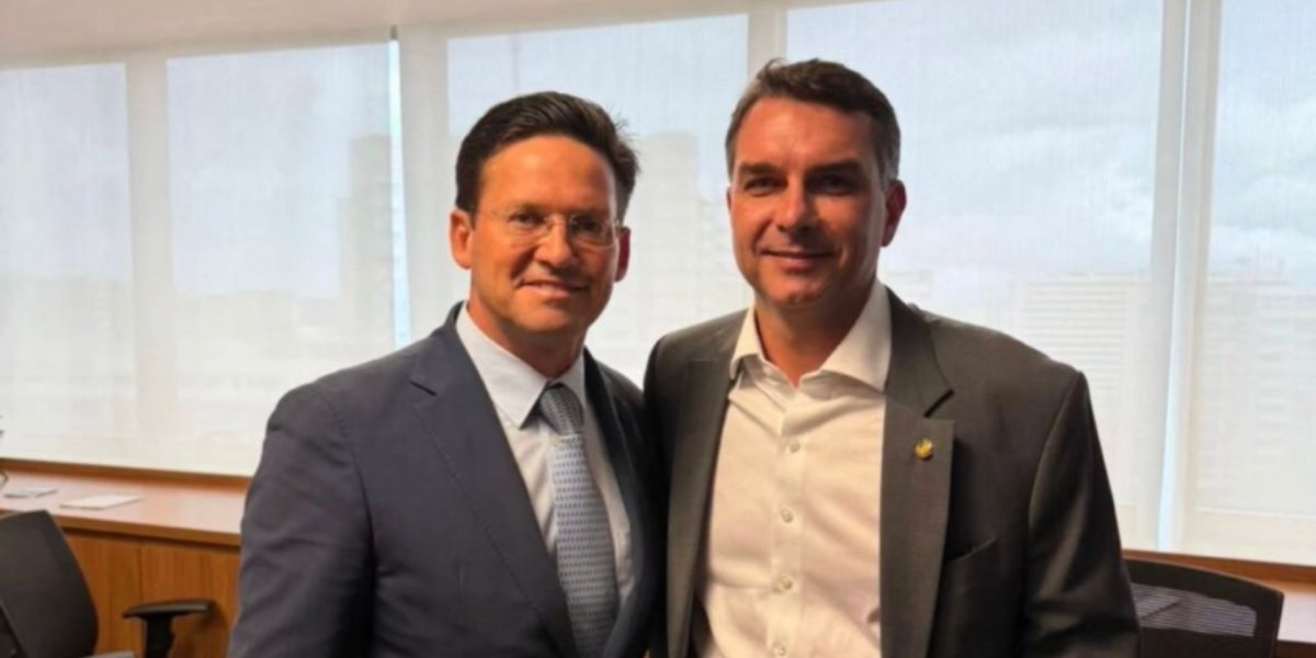 Flávio Bolsonaro deve visitar a Bahia no início de setembro, diz João Roma