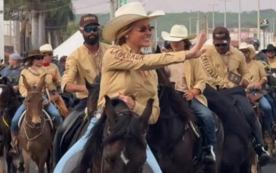 Andressa Suita e Gusttavo Lima enfrentam susto com cavalos durante cavalgada em Barretos