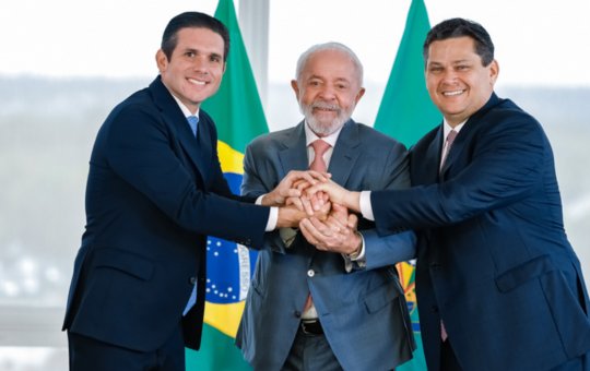 Lula, Alcolumbre e Hugo Motta firmam acordo para votar fim da taxa das blusinhas