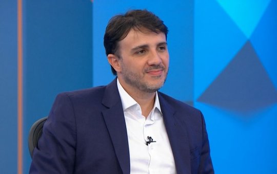 Renan Santos defende que Brasil desenvolva bomba atômica para ampliar soberania militar
