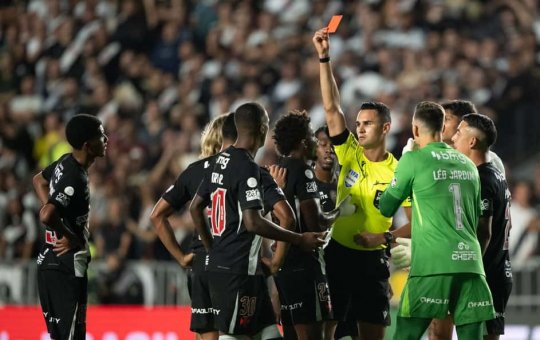 Mesmo com um a menos Vasco vence Vitória e abre vantagem na Copa do Brasil