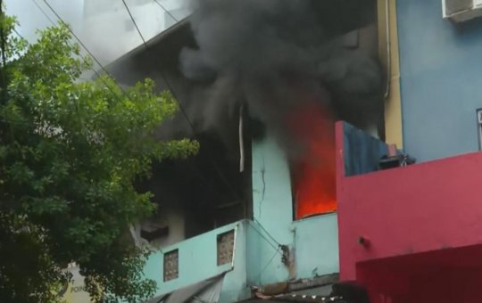 Incêndio de grandes proporções atinge residência e trava trânsito na Avenida Garibaldi