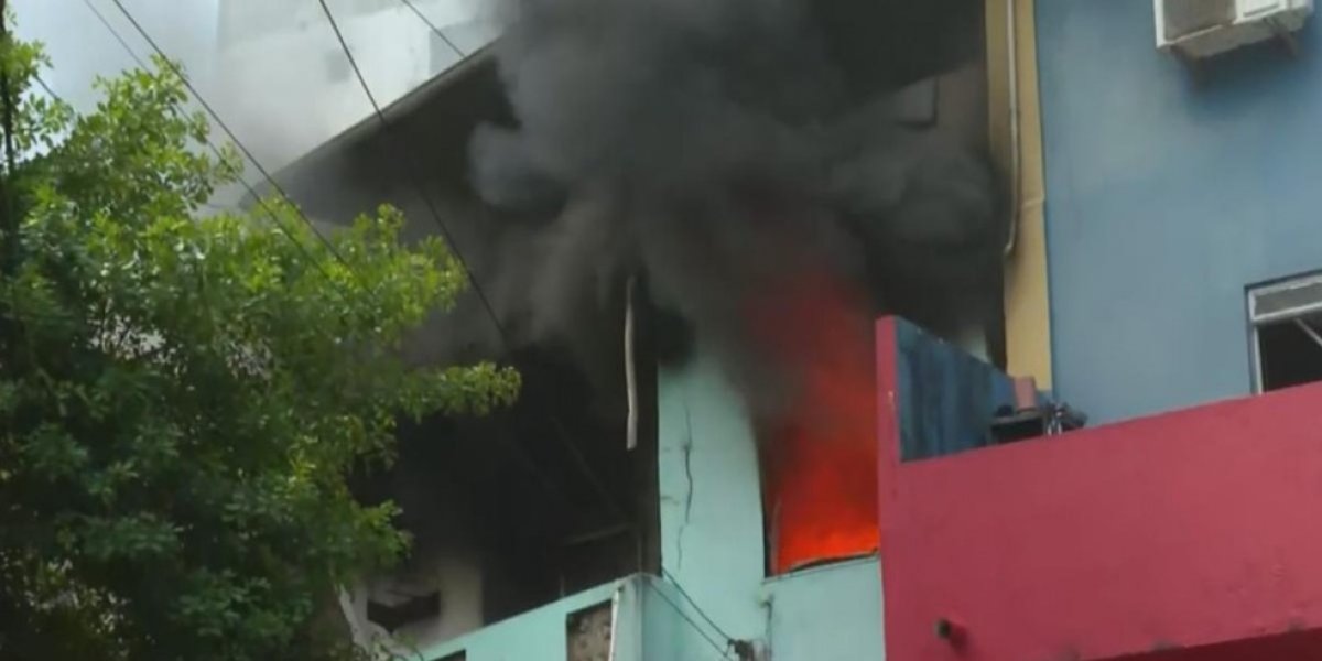 Incêndio de grandes proporções atinge residência e trava trânsito na Avenida Garibaldi