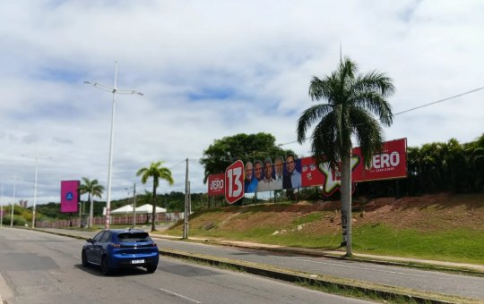 Justiça Eleitoral determina retirada de mega outdoor do PT instalado na Avenida Paralela, em Salvador