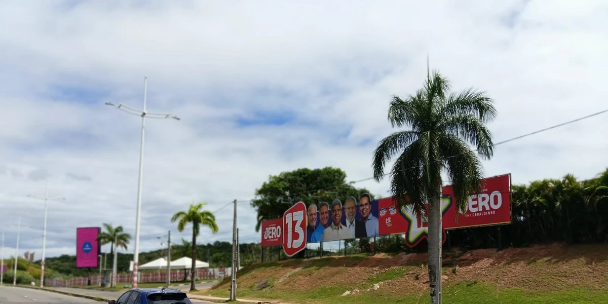 Justiça Eleitoral determina retirada de mega outdoor do PT instalado na Avenida Paralela, em Salvador