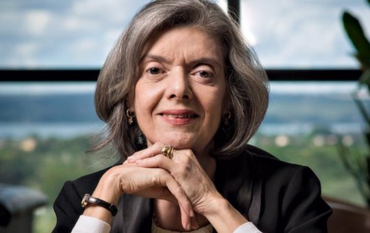 Cármen Lúcia ganha homenagem de artistas e juristas por 20 anos no STF