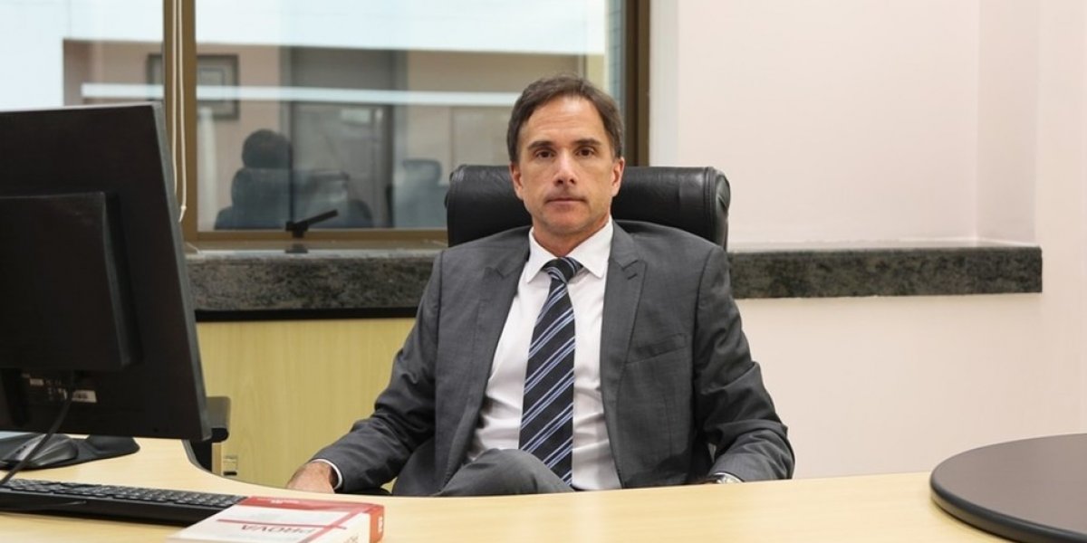 Juiz que atuou na Lava Jato perde cargo após furto de champanhe em supermercado
