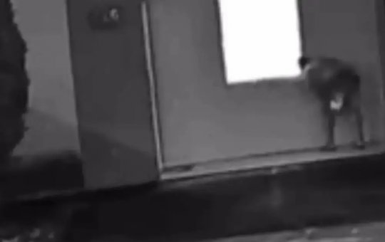 Homem é multado por se masturbar vendo vizinha pela janela na Bahia