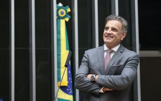 Aécio Neves volta atrás e anuncia candidatura ao Senado por Minas Gerais