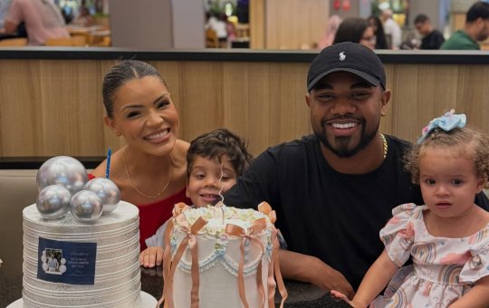 Davi Brito comemora aniversário em shopping de Salvador ao lado da noiva e da enteada