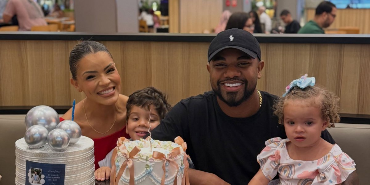 Davi Brito comemora aniversário em shopping de Salvador ao lado da noiva e da enteada