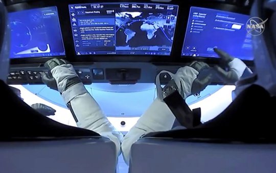 Nova equipe de astronautas chega à Estação Espacial Internacional