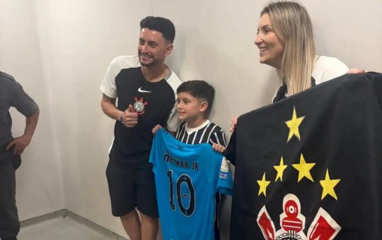 Criança é hostilizada por torcedores do Corinthians após receber camisa de Neymar