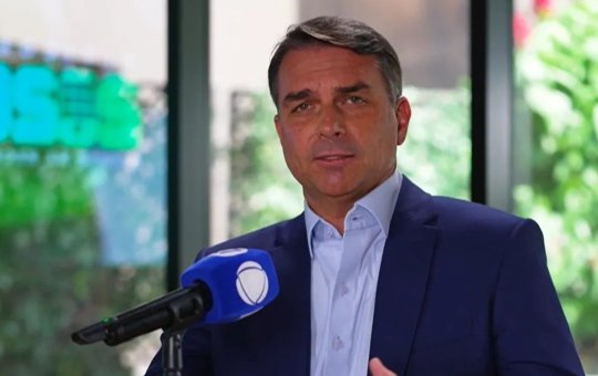 Flávio não descarta ter o pai como ministro em eventual governo: “Depende da vontade dele”
