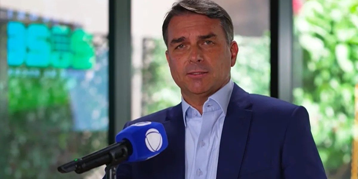 Flávio não descarta ter o pai como ministro em eventual governo: “Depende da vontade dele”