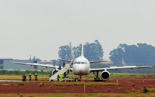 Avião sai da pista durante pouso e deixa aeroporto fechado no Paraná