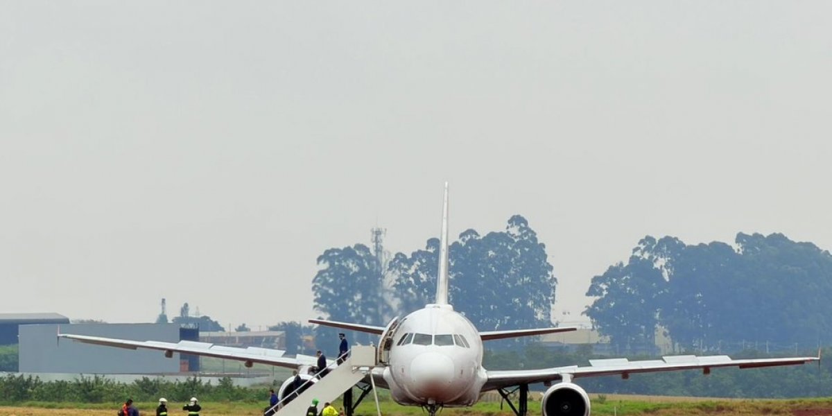 Avião sai da pista durante pouso e deixa aeroporto fechado no Paraná