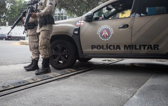 Homem é preso após supostamente manter esposa e bebê de sete meses como reféns em Simões Filho