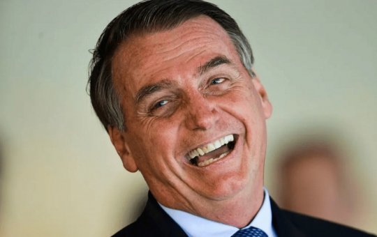 Bolsonaro passa por atendimento odontológico após sentir desconforto ao mastigar