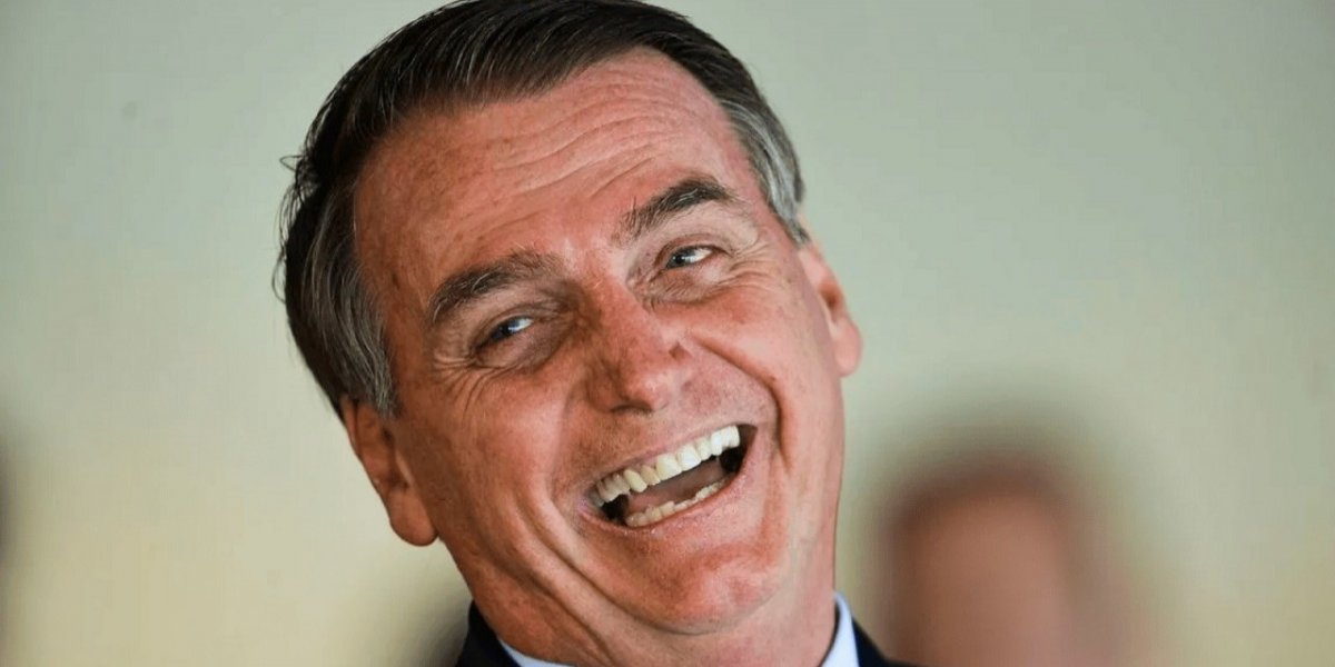 Bolsonaro passa por atendimento odontológico após sentir desconforto ao mastigar
