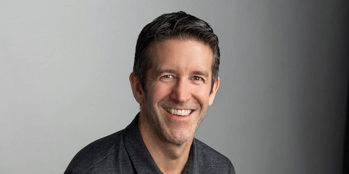 John Ternus assume oficialmente como CEO da Apple após 15 anos de Tim Cook