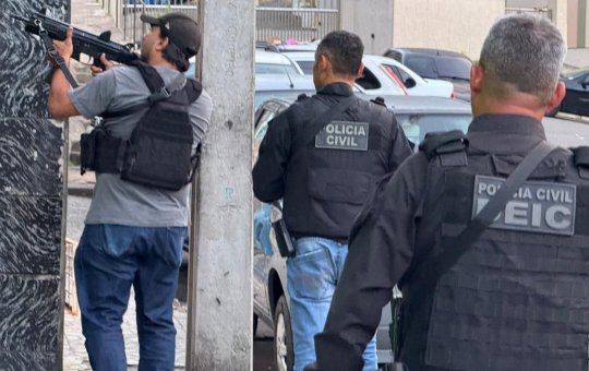 Polícia Civil deflagra operação contra grupo suspeito de extorsão e tráfico no Farol da Barra