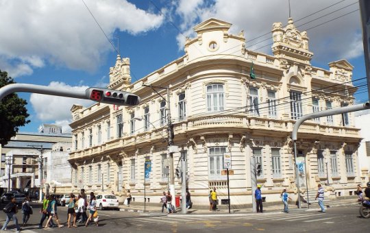 Banheiros de luxo? Feira de Santana gasta quase R$ 2 milhões com sanitários químicos