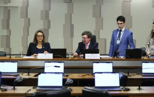 Comissão mista do Congresso aprova fim da "taxa das blusinhas"