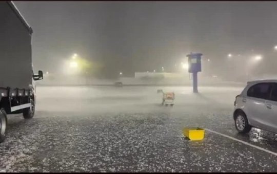 Chuva de granizo surpreende moradores de Vitória da Conquista, no sudoeste da Bahia