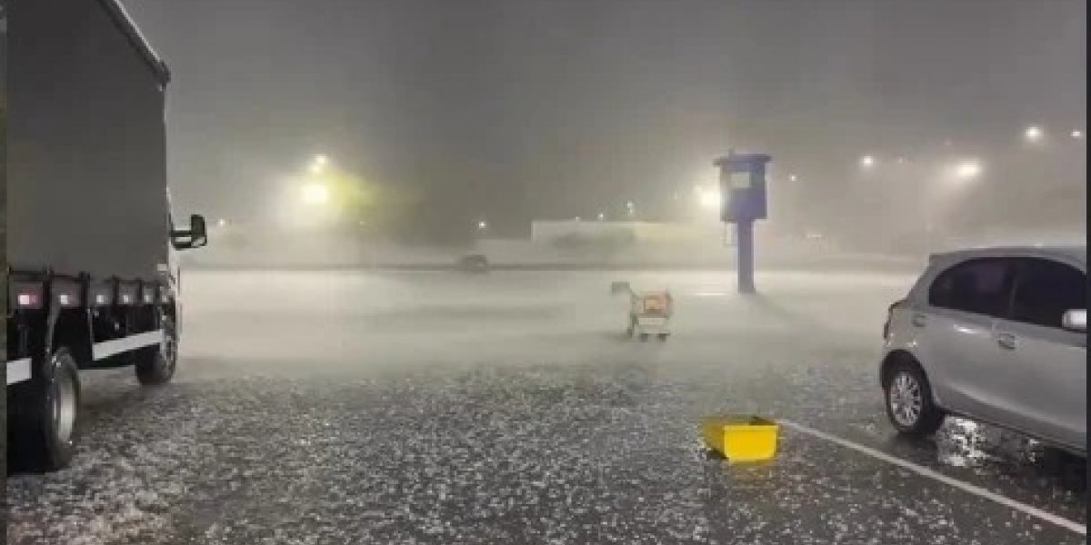 Chuva de granizo surpreende moradores de Vitória da Conquista, no sudoeste da Bahia