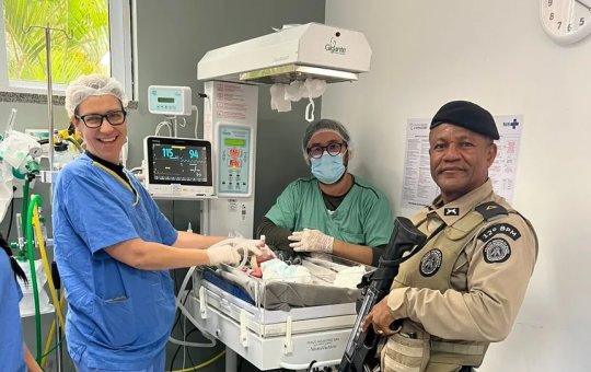 Recém-nascido é encontrado em banheiro de feira no centro de Camaçari