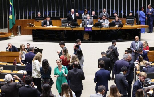 Câmara aprova texto-base do fim da "taxa das blusinhas"; MP avança para o Senado