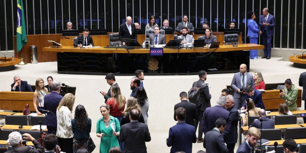 Câmara aprova texto-base do fim da "taxa das blusinhas"; MP avança para o Senado