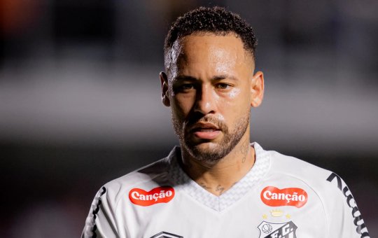 Após sair machucado, Neymar detona gramado da Vila Belmiro: “Trabalho de m****”