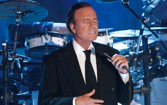 Ex-funcionárias de Julio Iglesias voltam à Justiça com acusações de agressão sexual