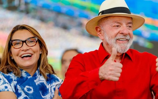 Apoiadora abraça Lula durante caminhada e Janja intervém para afastá-la