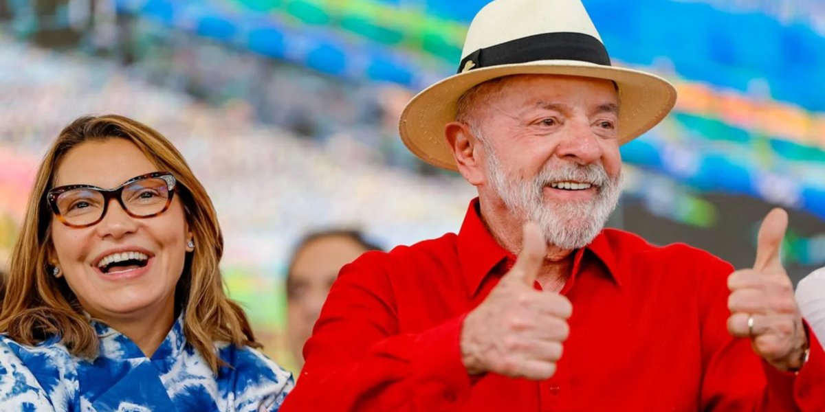 Apoiadora abraça Lula durante caminhada e Janja intervém para afastá-la 