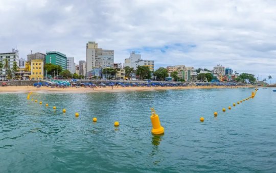Prefeitura de Salvador instala boias de proteção a banhistas no Porto da Barra